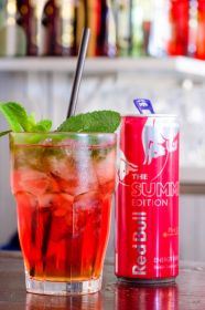 Pink Bangalow mit Red Bull Summer Edition Pink Grapefruit von Coralle43